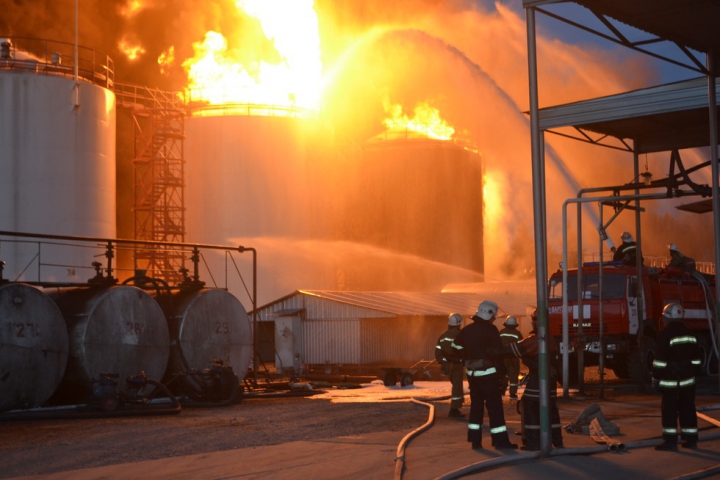 IADUL PE PĂMÂNT! Imagini apocaliptice de la incendiul depozitului petrolier din Ucraina (FOTOREPORT)