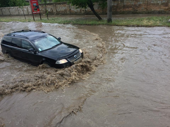 (FOTO/VIDEO) Ploaia face ravagii în Capitală. Mai multe străzi au fost INUNDATE 