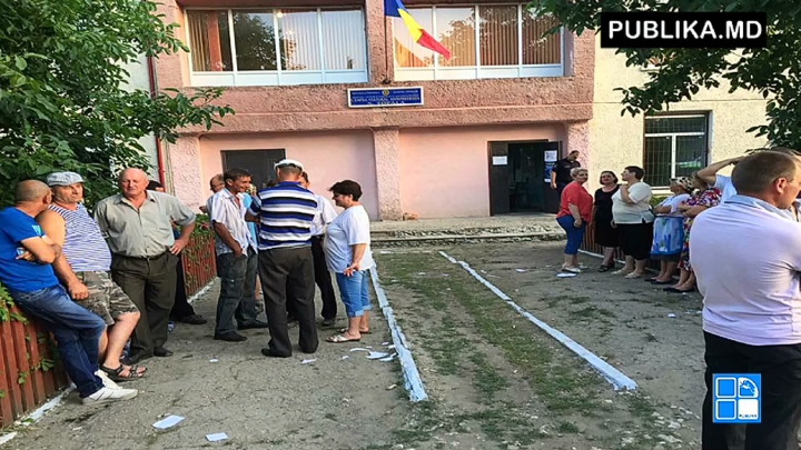 EXCLUSIV! BĂTAIE la o secţie de votare! S-au spart urnele de vot şi a fost distrus un calculator 