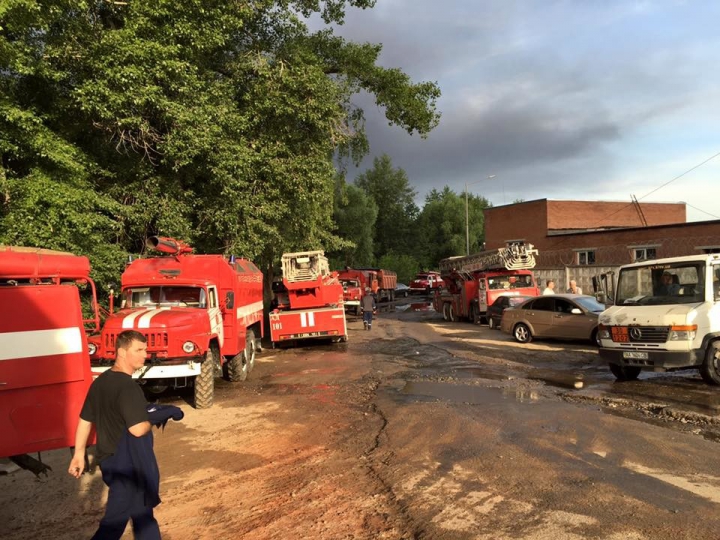 IADUL PE PĂMÂNT! Imagini apocaliptice de la incendiul depozitului petrolier din Ucraina (FOTOREPORT)