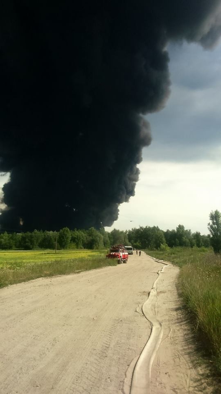 IADUL PE PĂMÂNT! Imagini apocaliptice de la incendiul depozitului petrolier din Ucraina (FOTOREPORT)