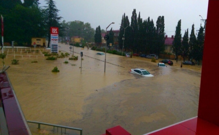 POTOP în Soci! Puhoaiele nu au avut milă de oraş, oameni şi bunurile lor (FOTOREPORT)