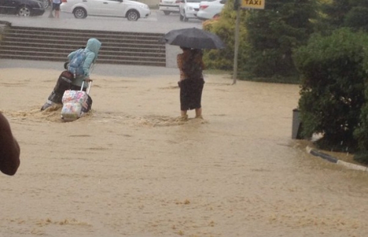 POTOP în Soci! Puhoaiele nu au avut milă de oraş, oameni şi bunurile lor (FOTOREPORT)