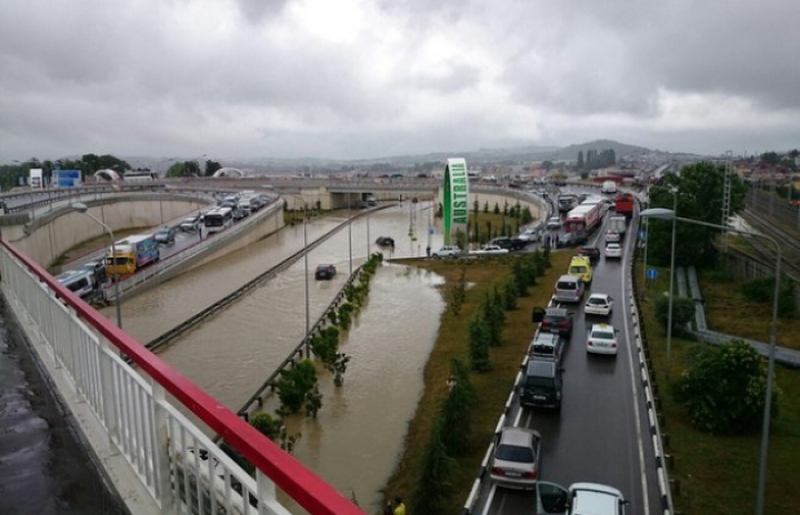 POTOP în Soci! Puhoaiele nu au avut milă de oraş, oameni şi bunurile lor (FOTOREPORT)