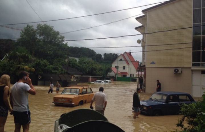 POTOP în Soci! Puhoaiele nu au avut milă de oraş, oameni şi bunurile lor (FOTOREPORT)