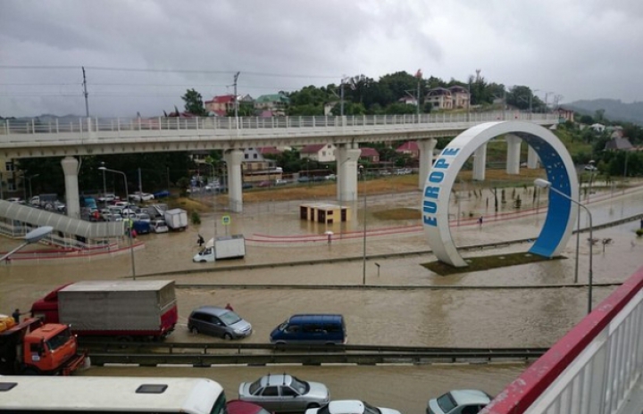 POTOP în Soci! Puhoaiele nu au avut milă de oraş, oameni şi bunurile lor (FOTOREPORT)