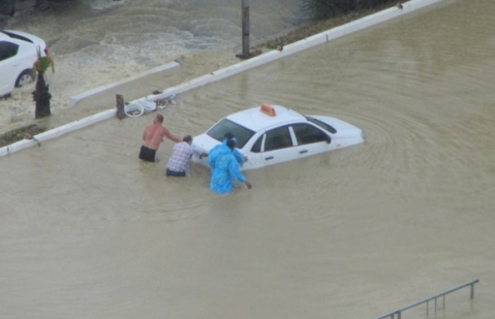 POTOP în Soci! Puhoaiele nu au avut milă de oraş, oameni şi bunurile lor (FOTOREPORT)