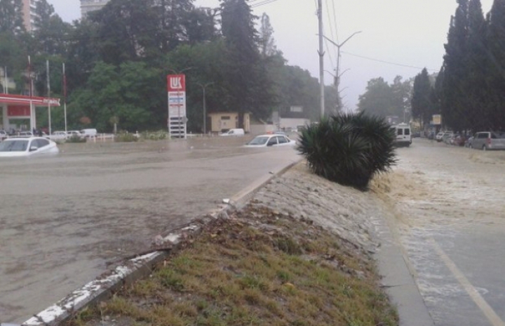 POTOP în Soci! Puhoaiele nu au avut milă de oraş, oameni şi bunurile lor (FOTOREPORT)