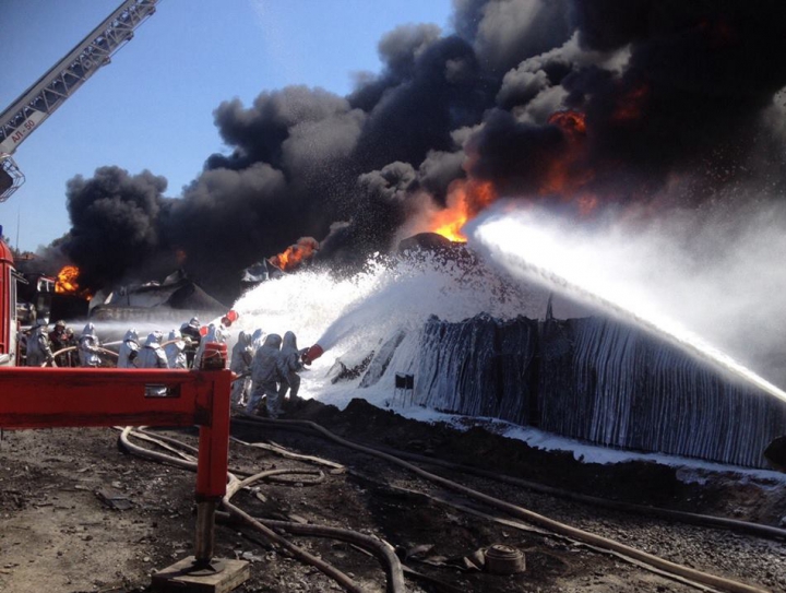 O nouă explozie la rafinăria de lângă Kiev! Pompierii au lansat un atac cu spumă (FOTO)  