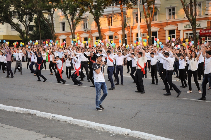 FOTOGRAFII de la Tiraspol. Cum se distrează tinerii la un bal de absolvire în stânga Nistrului