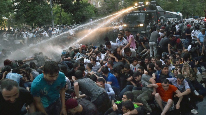 Maidanul din Armenia, stins cu tunuri de apă. FOTOREPORT din timpul protestelor violente