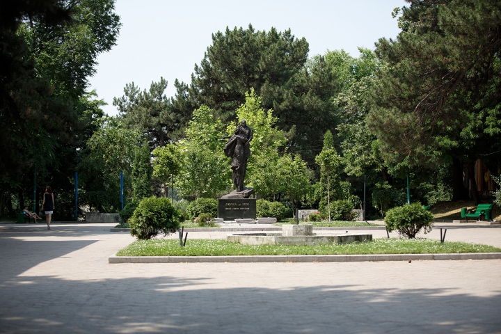 Monumentul lui Ion şi Doina Aldea-Teodorovici, restaurat. Cum a fost corectată greşeala de pe soclu