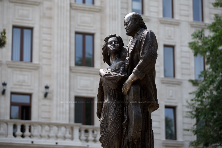 Monumentul lui Ion şi Doina Aldea-Teodorovici, restaurat. Cum a fost corectată greşeala de pe soclu