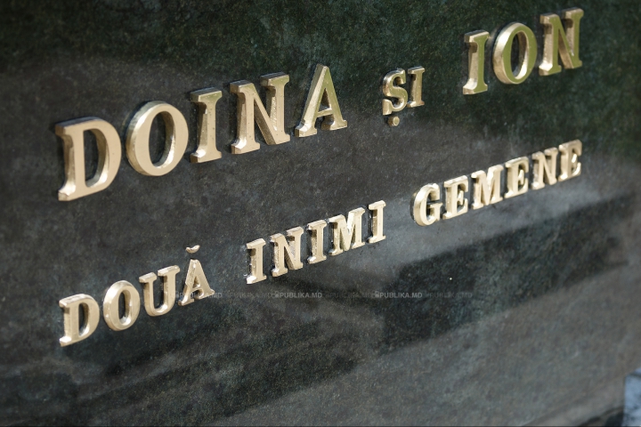 Monumentul lui Ion şi Doina Aldea-Teodorovici, restaurat. Cum a fost corectată greşeala de pe soclu