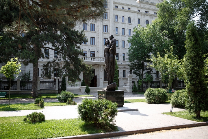 Monumentul lui Ion şi Doina Aldea-Teodorovici, restaurat. Cum a fost corectată greşeala de pe soclu