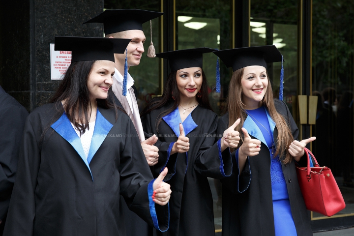 Emoţii şi zâmbete! Sute de absolvenţi ai Universităţii de Medicină au depus jurământul lui Hippocrate (FOTO)