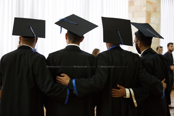 Emoţii şi zâmbete! Sute de absolvenţi ai Universităţii de Medicină au depus jurământul lui Hippocrate (FOTO)