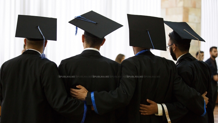 Emoţii şi zâmbete! Sute de absolvenţi ai Universităţii de Medicină au depus jurământul lui Hippocrate (FOTO)