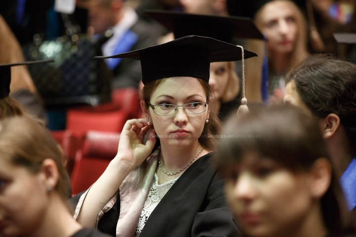 Emoţii şi zâmbete! Sute de absolvenţi ai Universităţii de Medicină au depus jurământul lui Hippocrate (FOTO)