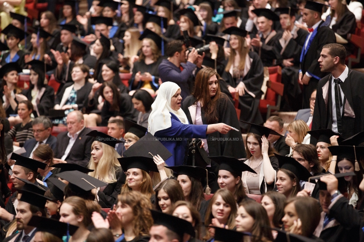 Emoţii şi zâmbete! Sute de absolvenţi ai Universităţii de Medicină au depus jurământul lui Hippocrate (FOTO)