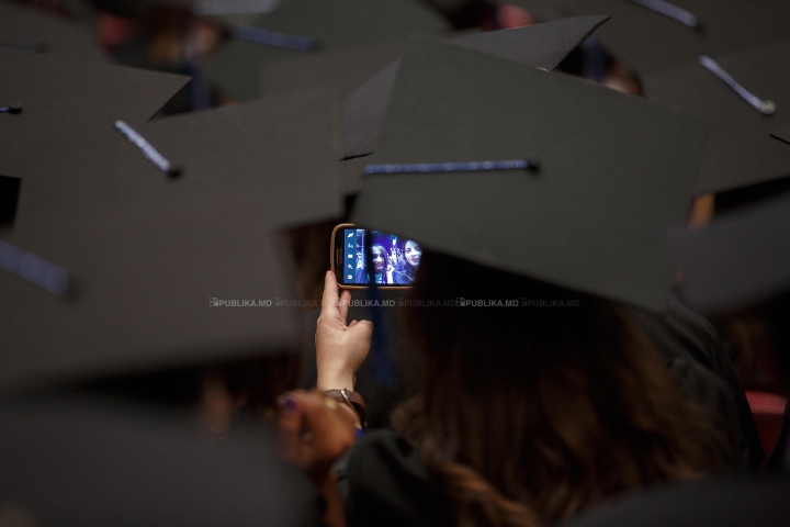 Emoţii şi zâmbete! Sute de absolvenţi ai Universităţii de Medicină au depus jurământul lui Hippocrate (FOTO)