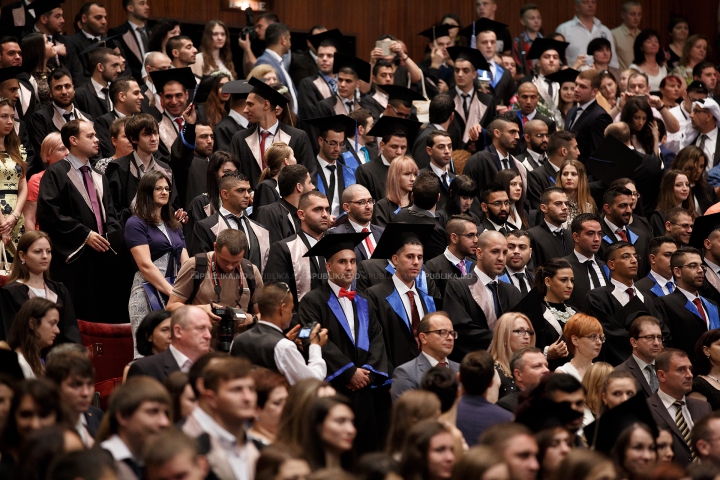 Emoţii şi zâmbete! Sute de absolvenţi ai Universităţii de Medicină au depus jurământul lui Hippocrate (FOTO)