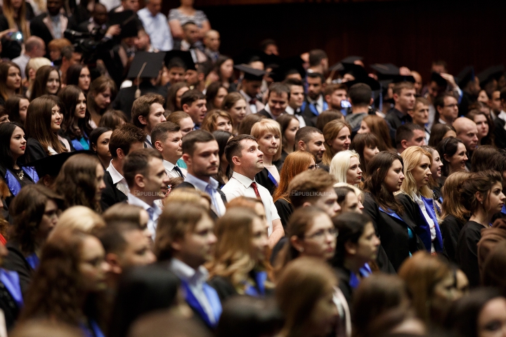 Emoţii şi zâmbete! Sute de absolvenţi ai Universităţii de Medicină au depus jurământul lui Hippocrate (FOTO)