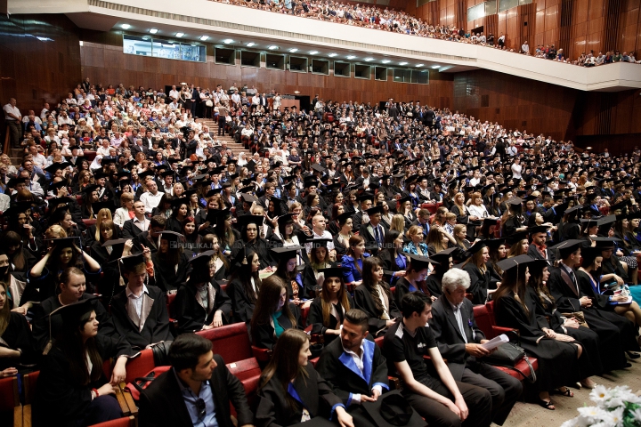 Emoţii şi zâmbete! Sute de absolvenţi ai Universităţii de Medicină au depus jurământul lui Hippocrate (FOTO)