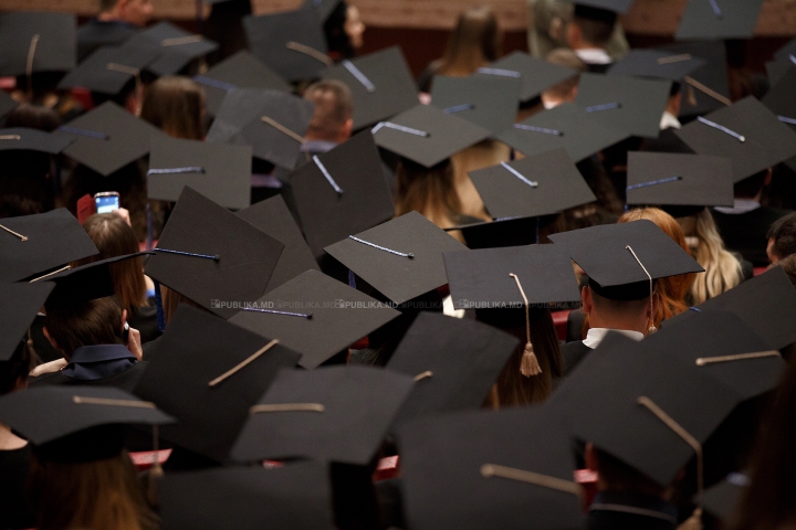 Emoţii şi zâmbete! Sute de absolvenţi ai Universităţii de Medicină au depus jurământul lui Hippocrate (FOTO)