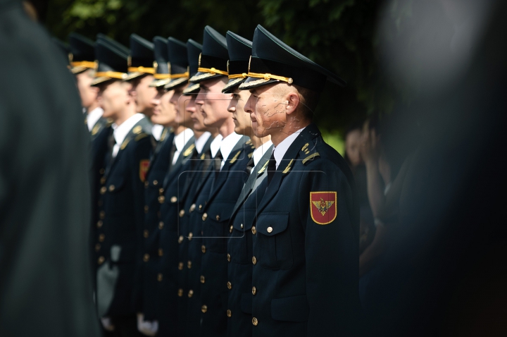 Militari cu acte în regulă. Absolvenții Academiei "Alexandru cel Bun" au primit diplomele (FOTO)