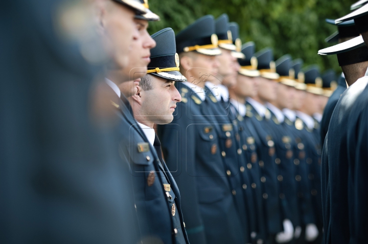 Militari cu acte în regulă. Absolvenții Academiei "Alexandru cel Bun" au primit diplomele (FOTO)