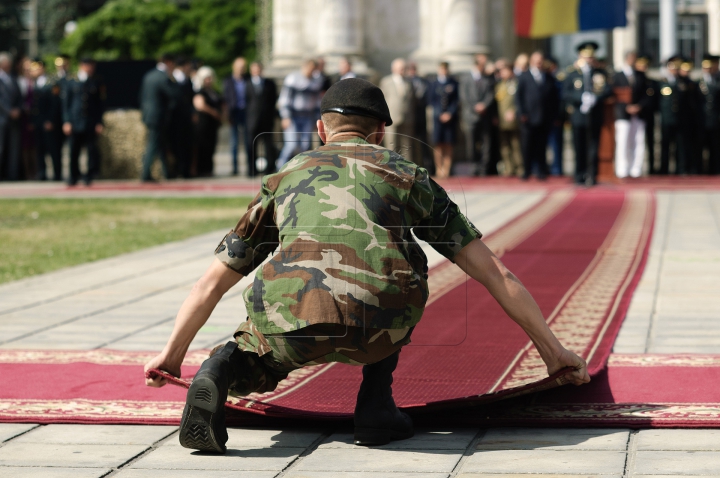 Militari cu acte în regulă. Absolvenții Academiei "Alexandru cel Bun" au primit diplomele (FOTO)