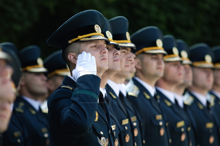 Militari cu acte în regulă. Absolvenții Academiei "Alexandru cel Bun" au primit diplomele (FOTO)