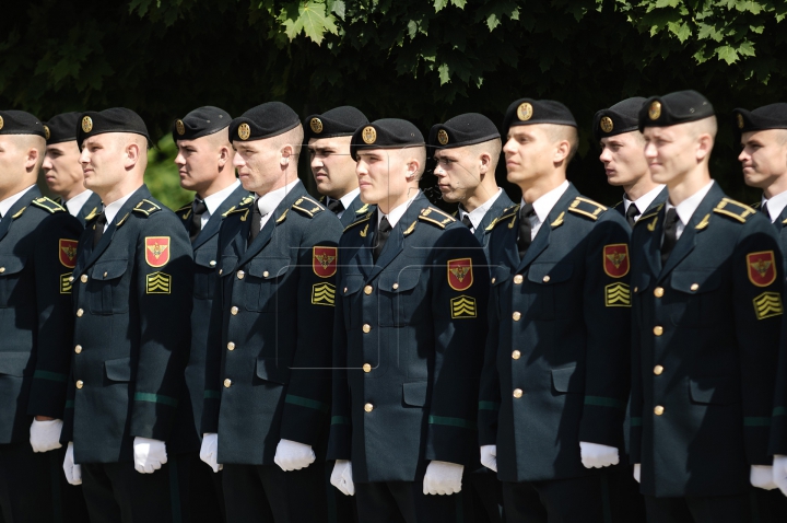 Militari cu acte în regulă. Absolvenții Academiei "Alexandru cel Bun" au primit diplomele (FOTO)