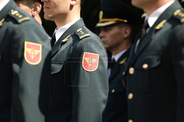 Militari cu acte în regulă. Absolvenții Academiei "Alexandru cel Bun" au primit diplomele (FOTO)