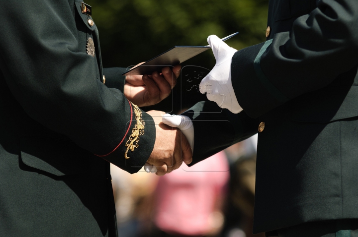 Militari cu acte în regulă. Absolvenții Academiei "Alexandru cel Bun" au primit diplomele (FOTO)