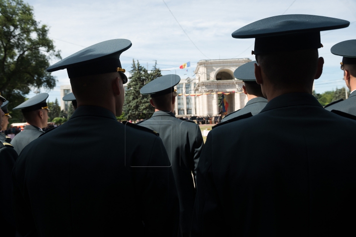 Militari cu acte în regulă. Absolvenții Academiei "Alexandru cel Bun" au primit diplomele (FOTO)