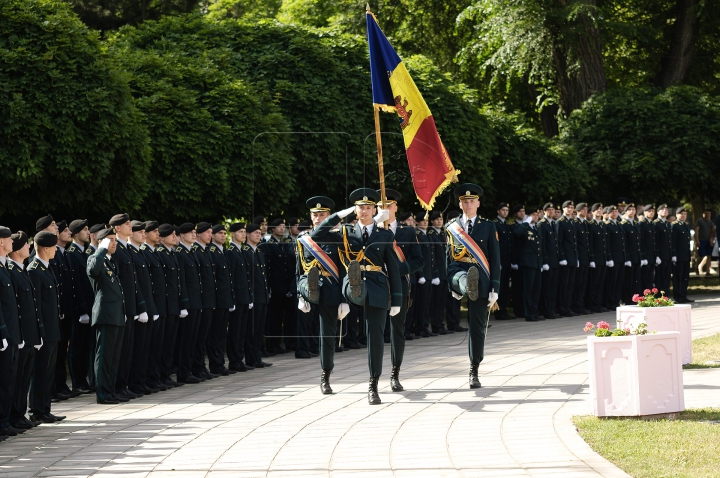 Militari cu acte în regulă. Absolvenții Academiei "Alexandru cel Bun" au primit diplomele (FOTO)