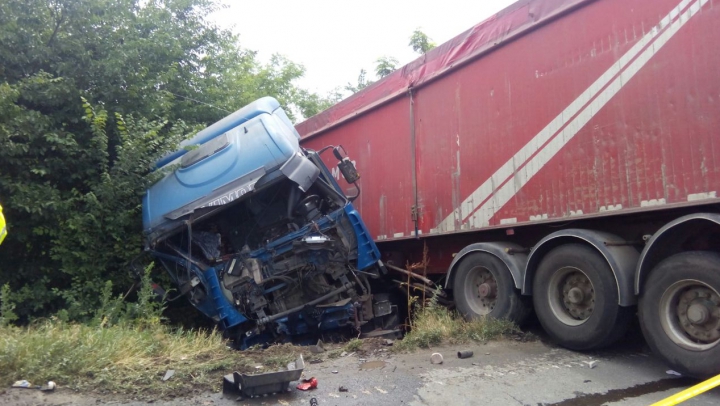 ACCIDENT GRAV pe şosea: O victimă a fost găsită în stare de inconştienţă (FOTO) 