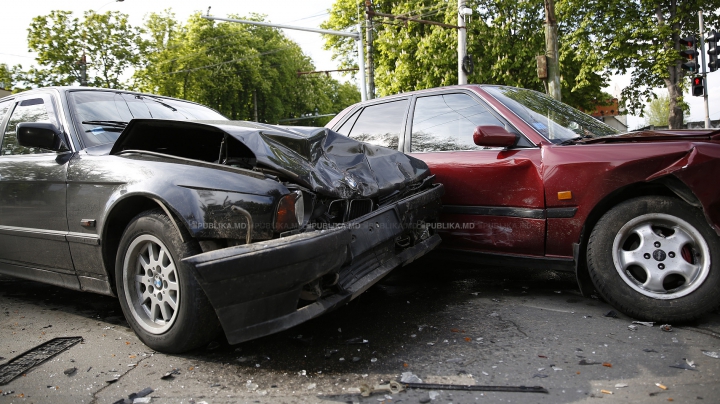 Trebuie să ştii asta! Ce au pățit 20 de șoferi care au filmat cu telefonul un accident rutier