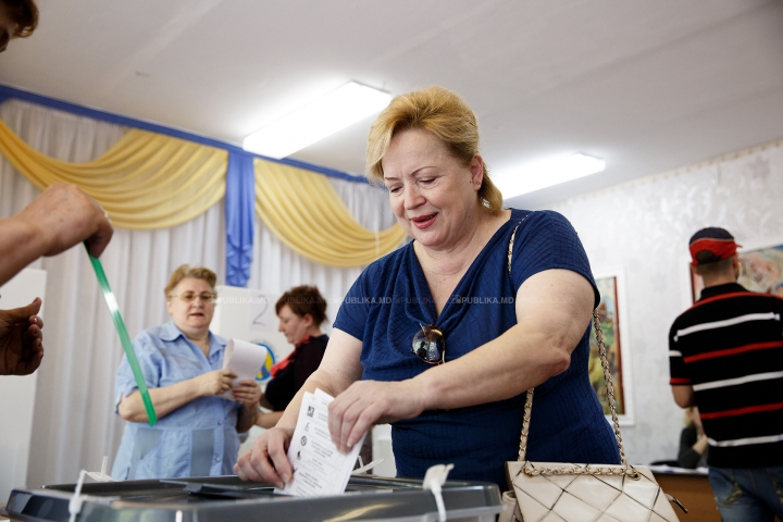 ALEGERI LOCALE 2015: Cum aleg moldovenii. FOTOREPORT de la secţiile de votare