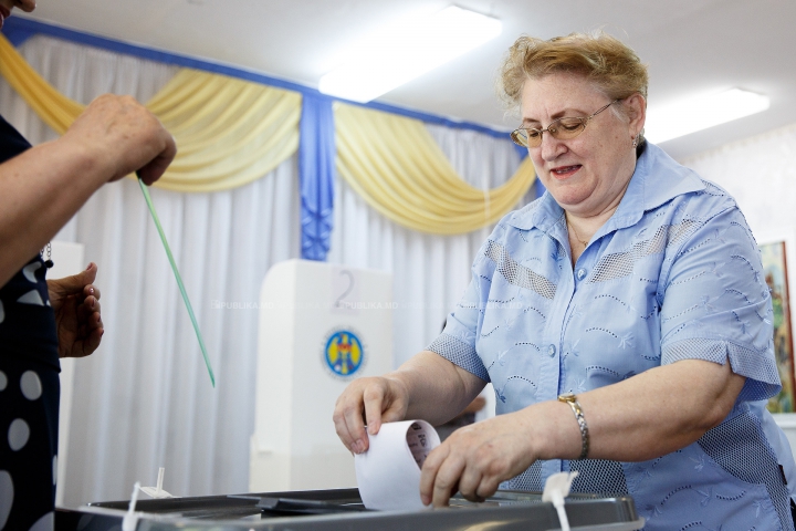 ALEGERI LOCALE 2015: Cum aleg moldovenii. FOTOREPORT de la secţiile de votare