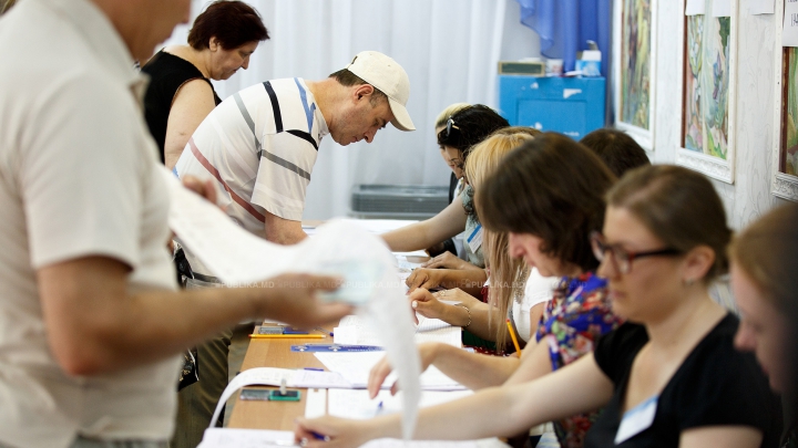 ALEGERI LOCALE 2015. Aproape o treime din alegătorii înregistraţi au votat până la ora 14:00