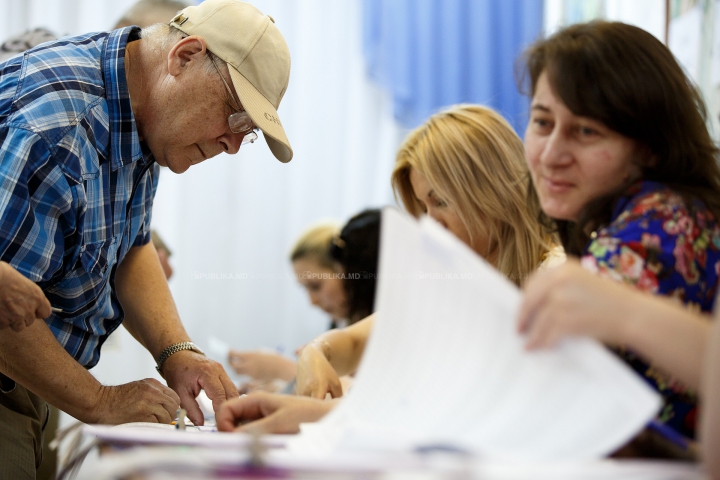 ALEGERI LOCALE 2015: Cum aleg moldovenii. FOTOREPORT de la secţiile de votare