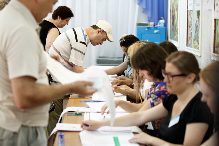 ALEGERI LOCALE 2015: Cum aleg moldovenii. FOTOREPORT de la secţiile de votare