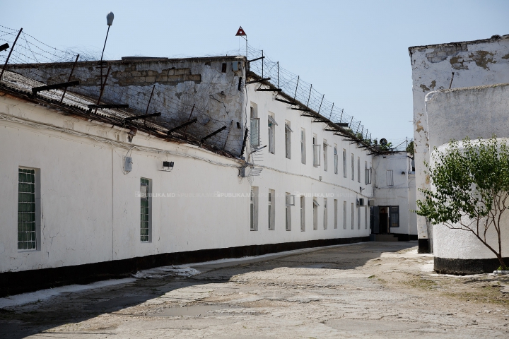 Privaţi de libertate, dar cu drept de vot. Deţinuţii unui penitenciar au venit visători la alegeri (FOTOREPORT)