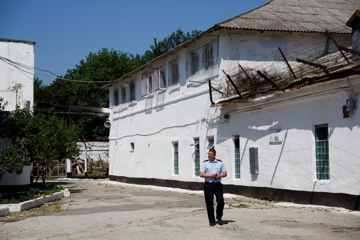 Privaţi de libertate, dar cu drept de vot. Deţinuţii unui penitenciar au venit visători la alegeri (FOTOREPORT)