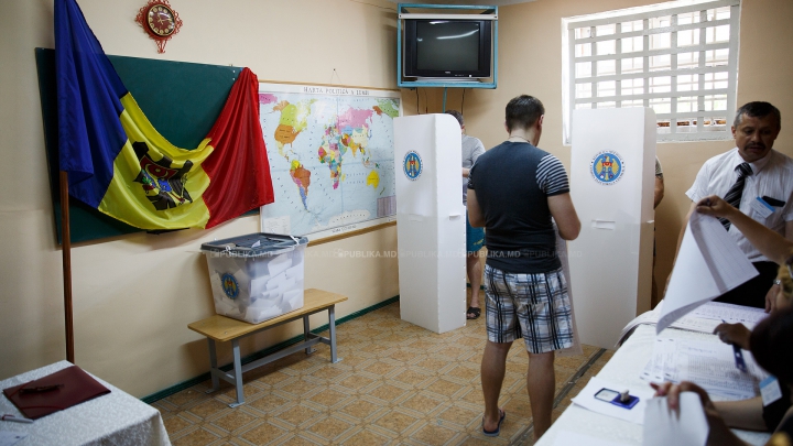 Privaţi de libertate, dar cu drept de vot. Deţinuţii unui penitenciar au venit visători la alegeri (FOTOREPORT)