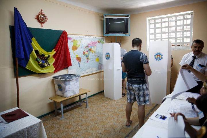 Privaţi de libertate, dar cu drept de vot. Deţinuţii unui penitenciar au venit visători la alegeri (FOTOREPORT)