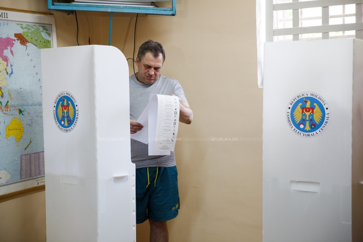 Privaţi de libertate, dar cu drept de vot. Deţinuţii unui penitenciar au venit visători la alegeri (FOTOREPORT)